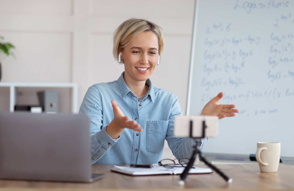 profesora online feliz y rubia
