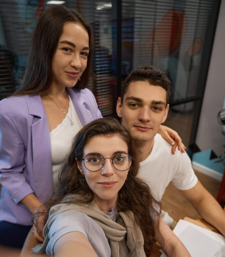tres estudiantes selfie